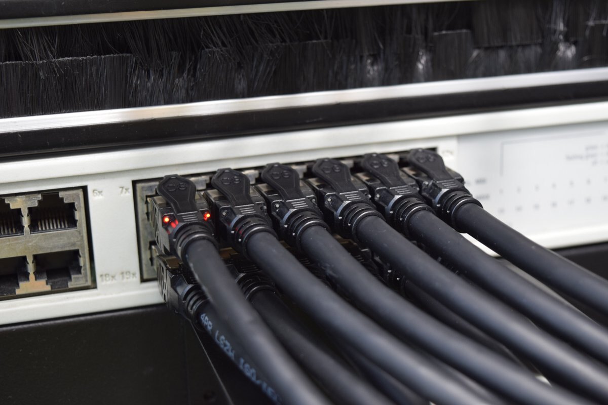 PATCHSEE CAT8 patch cords with optical fiber identification in a patch panel