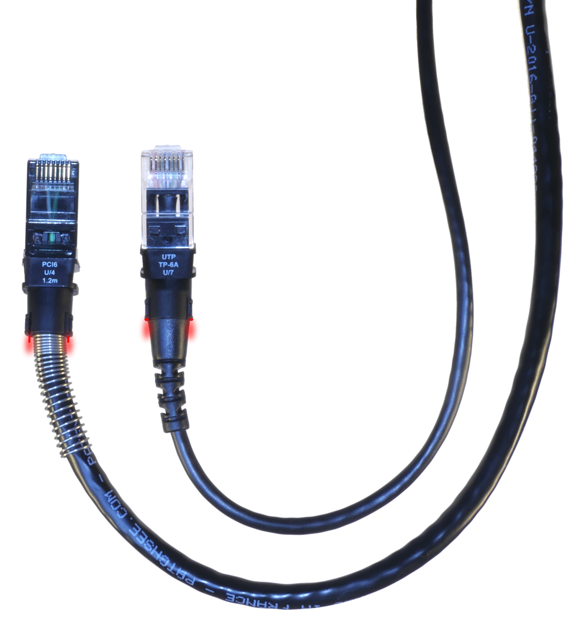 Comparatif visuel cordons CAT 6A classique 7mm et ThinPATCH 3,8mm posés côte à côte à la même échelle